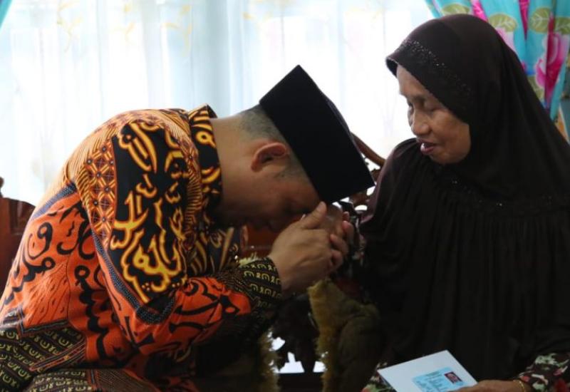 Wakil Walikota saat menyerahkan langsung E-KTP warga dan meminta maaf.