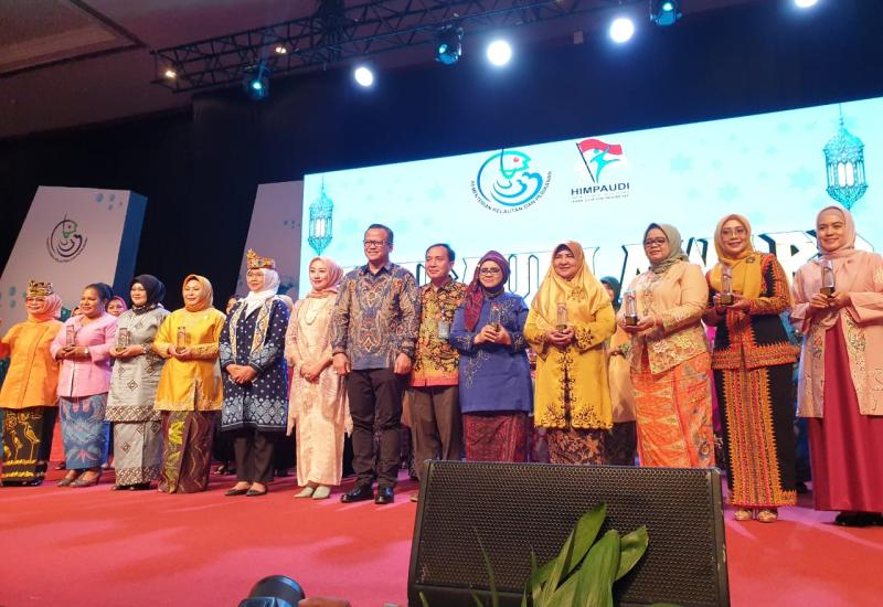 Bunda PAUD saat foto bersama peraih penghargaan lainnya.