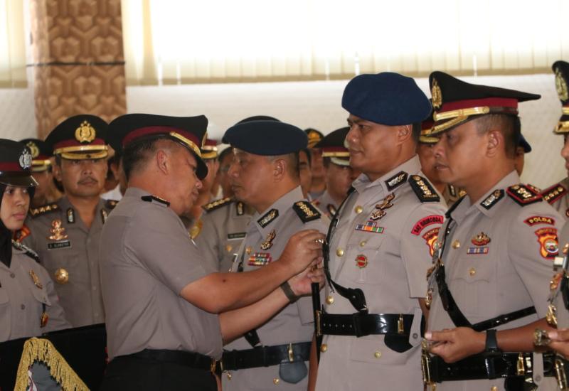 Kapolda Bengkulu Irjrn Pol Supratman sat menyematkan pin prajurit.