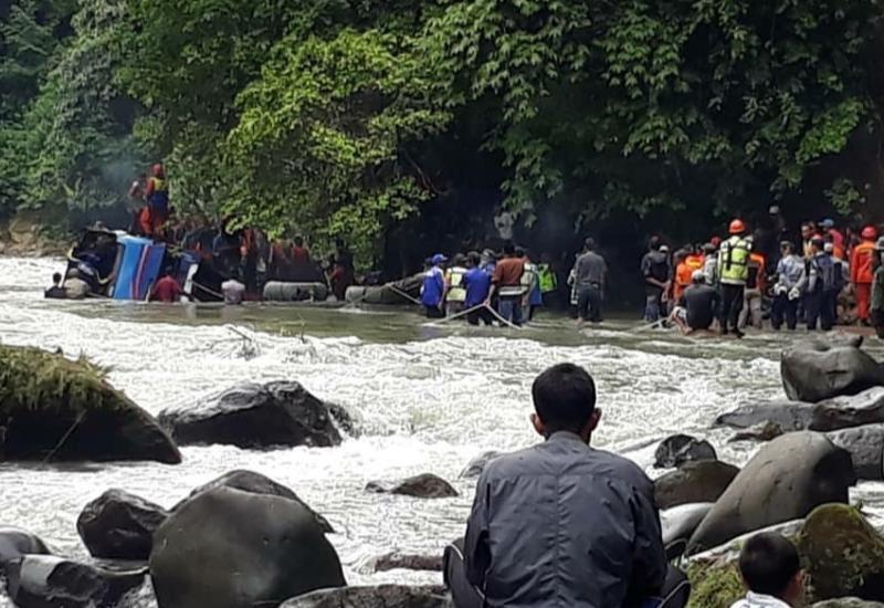 Bus Sriwijaya yang masih dilakukan upaya evakuasi oleh tim gabungan.