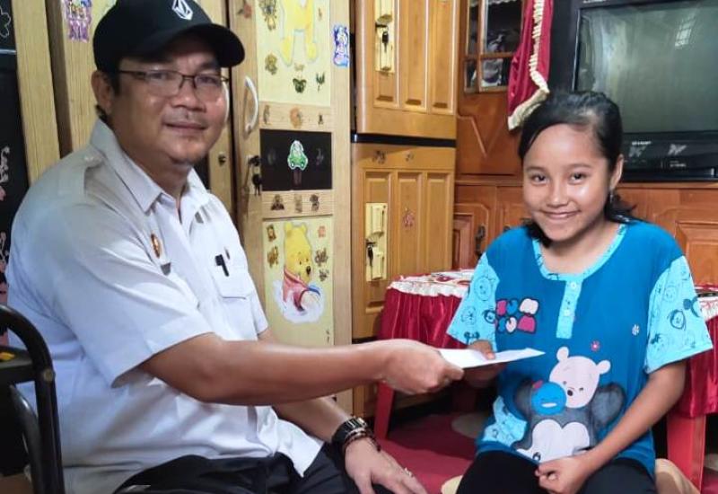 Salah satu pejabat Kota Bengkulu saat menyambangi kediaman anak yatim.