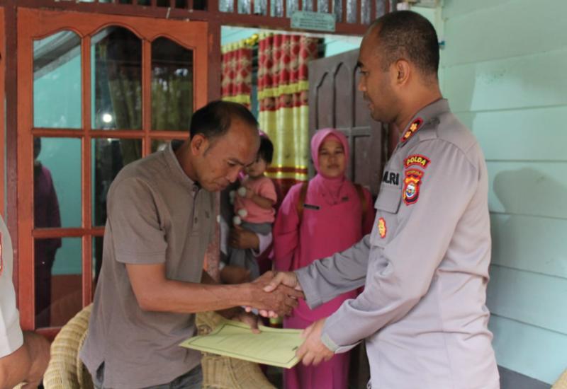 Kapolres Mukomuko saat memberikan bantuan ke keluarga personelnya yang tengah sakit.