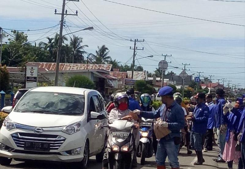 Muharamin beserta rombongan saat membagikan masker kepada pengendara yang melintasi lampu merah Kota Mukomuko.