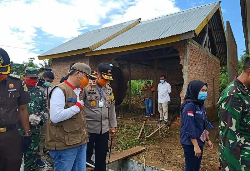 Bencana banjir yang melanda desa Air Pesi Bengkulu – Kecamatan Seberang Musi Kabupaten Kepahiang beberapa waktu lalu, Senin (13/4) menyisakan duka bagi 27 Kepala Keluarga (KK) yang terkena dampak banjir ini. Sejumlah rumah rusak parah dan sedang, motor hanyut, jembatan putus, hingga sawah yang sudah memasuki masa panen juga ikut terendam.  Untuk itu, Gubernur Bengkulu Rohidin Mersyah hadir bersama Forkopimda untuk menyampaikan sejumlah bantuan berupa bahan pangan, makanan, tikar, perkakas, dan alat penyarin