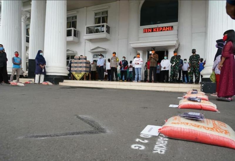 Salurkan Langsung Bantuan ke Warga Terdampak Covid-19, Bupati Kepahiang Puji Gubernur Rohidin