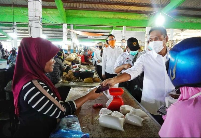 Wagub Dedy Ajak Pedagang Pasar Barukoto II Pakai Masker