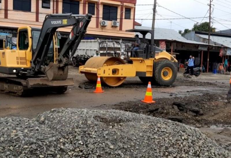 PUPR Kota Perbaiki Jalan Provinsi di Tengah Kota