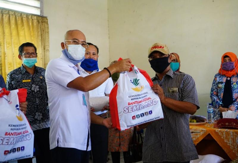 Bupati Gusnan Salurkan Bantuan ke Penyandang Disabilitas Mental