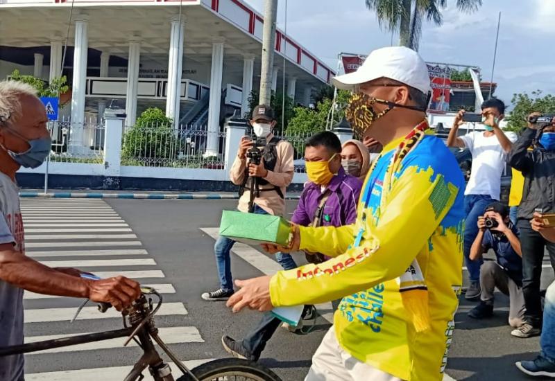 Bangun Semangat Ramadhan, DPD Golkar Bagi Takjil dan Masker Secara Berkelanjutan