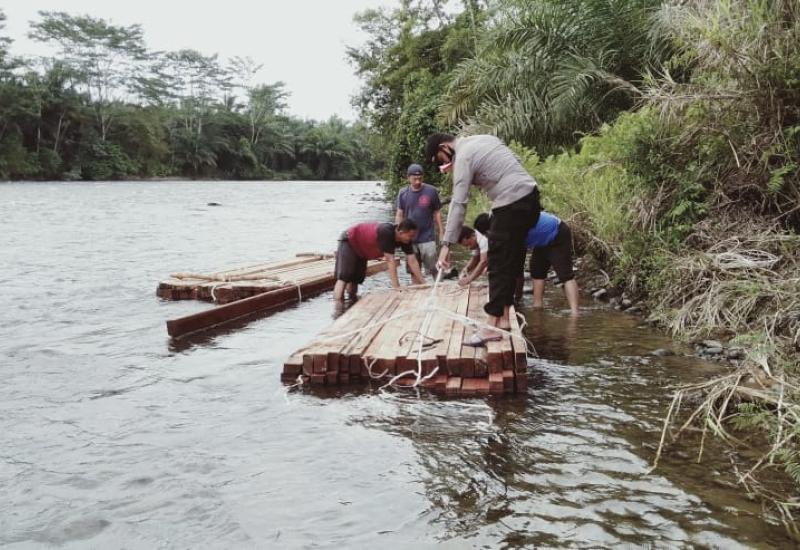 Polsek Penarik Raya Amankan Kayu Tak Bertuan di Pinggir Sungai