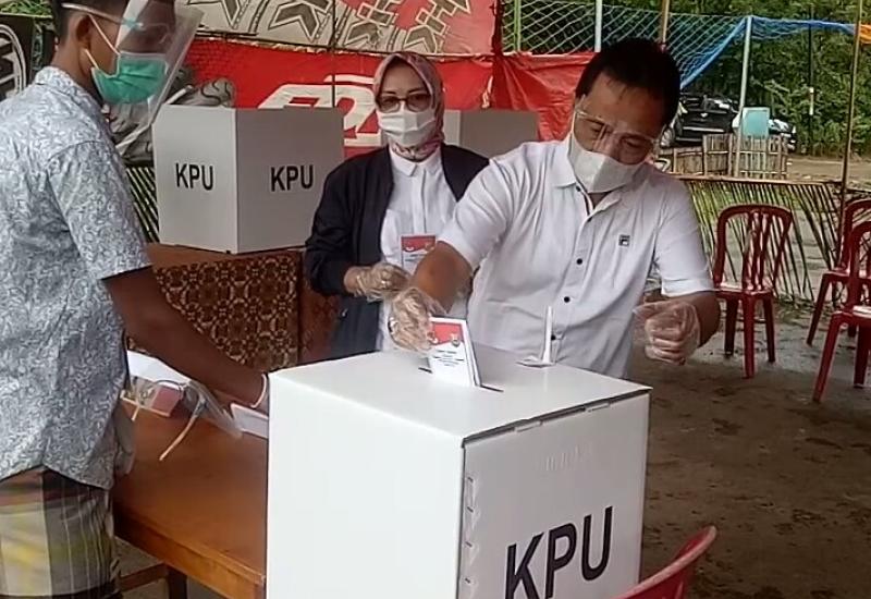 Nyoblos di TPS 02 Desa Harapan, Ferry Ramli : Siapapun Gubernurnya Saya Harap Memperhatikan Kabupaten Bengkulu Tengah