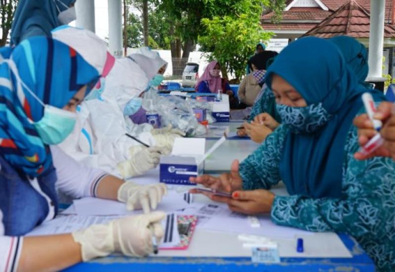 Bertempat di balai kota, Jumat (18/12/2020) Tim Penggerak (TP) PKK Kota Bengkulu menggelar rapid test gratis.  Kegiatan itu dalam rangka peringatan hari Ibu tahun 2020 sekaligus menindaklanjuti inpres nomor 6 tahun 2020 tentang penegakan protokol kesehatan dalam pencegaham dan pengendalian Covid-19.  Hadir dalam kegiatan itu Ketua TP PKK Kota Bengkulu Hj Khairunnisa Helmi dan sekretaris Elfriza.  “Kita (PKK) hari ini bekerjasama dengan Dinas Kesehatan Kota Bengkulu melakukan rapid test gratis bagi pengurus 