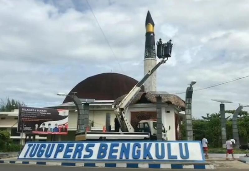 Foto saat anggota PWI Provinsi Bengkulu tengah mengecat Tugu Pers Bengkulu/screenshoot betv