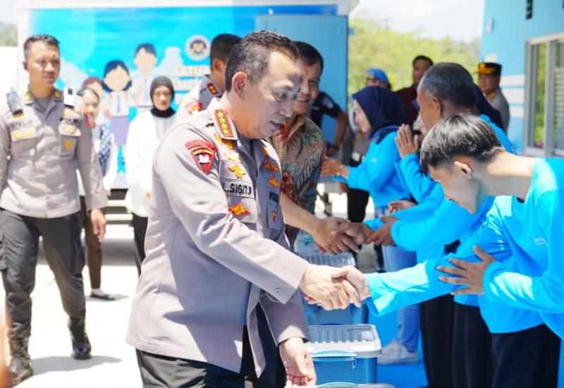 Kapolri Berikan Bansos dan Salurkan Bahan Pangan Murah di Semarang 