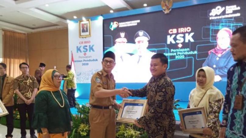 Asisten III Setda Provinsi Bengkulu, Gotri Suyanto saat menyerahkan piagam penghargaan.