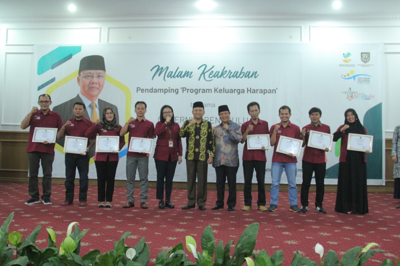 Pj Sekda bersama para pendamping PKH.