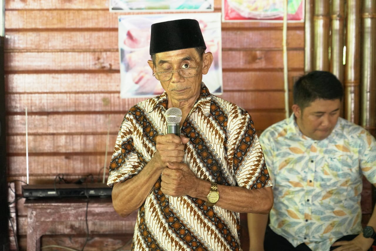 Wagiono, Salah satu tokoh masyarakat Ketahun, Kabupetan Bengkulu Utara saat menyampaikan rasa bangganya terhadap Gubernur Bengkulu Rohidin Mersyah.