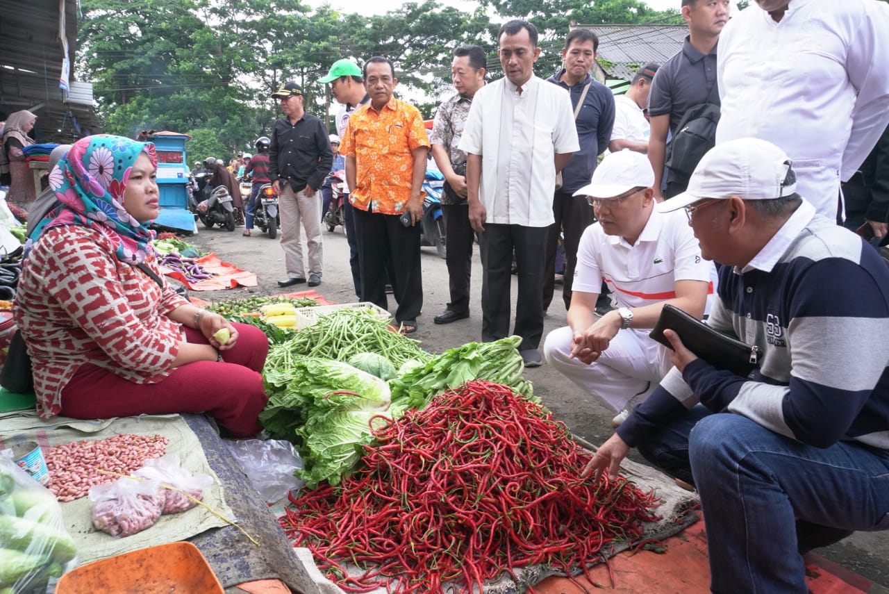 Gubernur Rohidin saat meninjau harga bapok di pasar Tradisional Kepahiang.