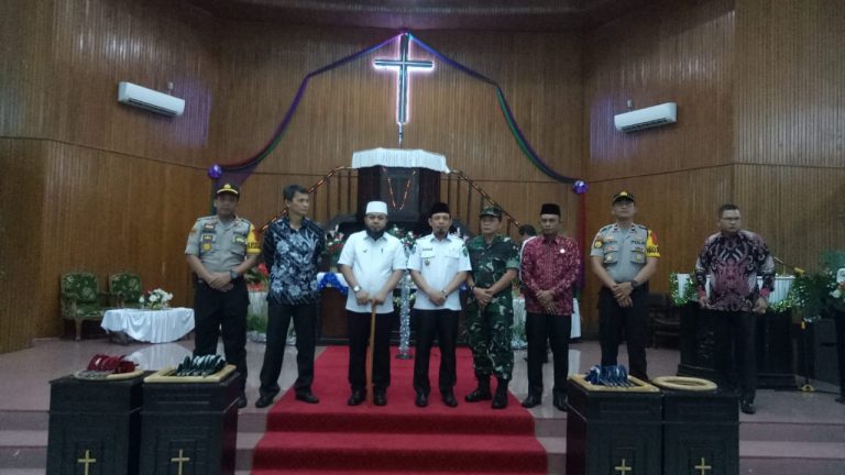 Walikota dan Wakil Walikota saat meninjau gereja.