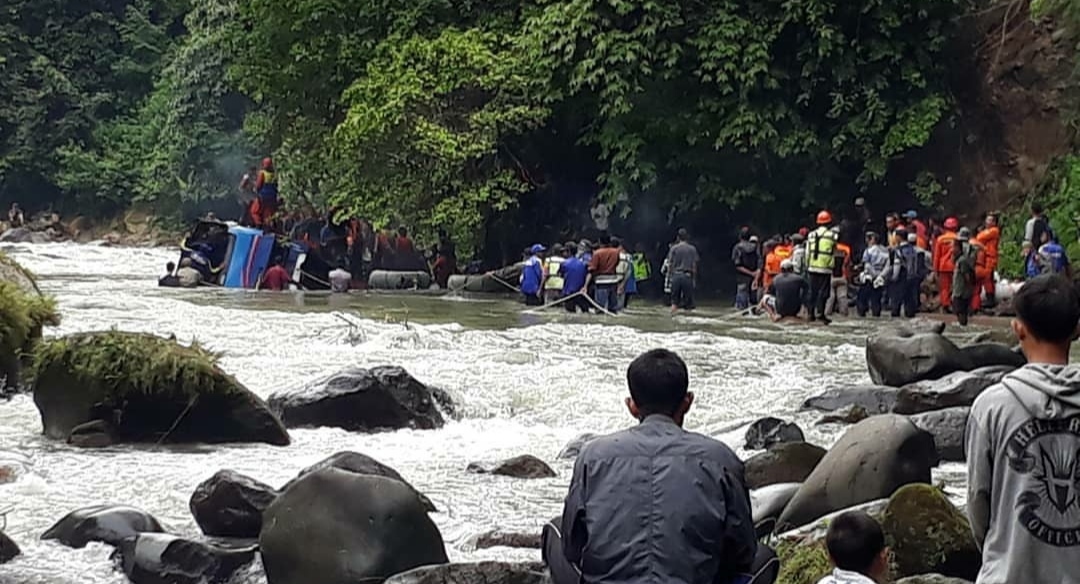 Bus Sriwijaya yang masih dilakukan upaya evakuasi oleh tim gabungan.
