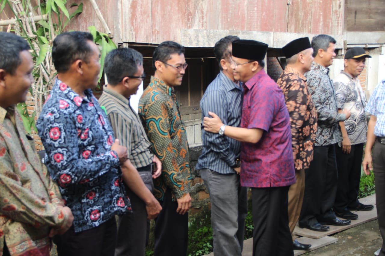 Gubernur Rohidin saat bersilaturahmi dengan masyarakat suku Lembak di Rejang Lebong.