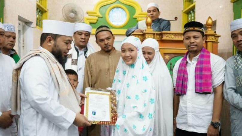 Keluarga pedagang kue jadi mualaf diberikan penghargaan oleh Walikota Bengkulu.