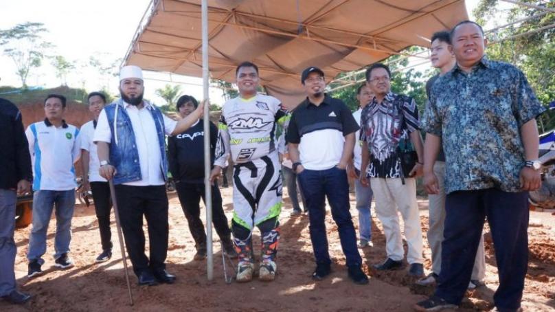 Walikota dan Wakil Walikota saat meninjau lokasi.