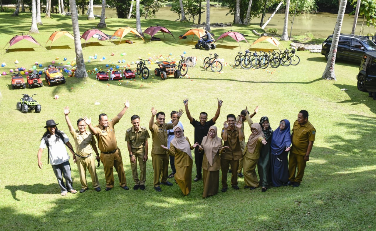 Pejabat Pemda Luwu Utara saat meninjau Desa Baloli.