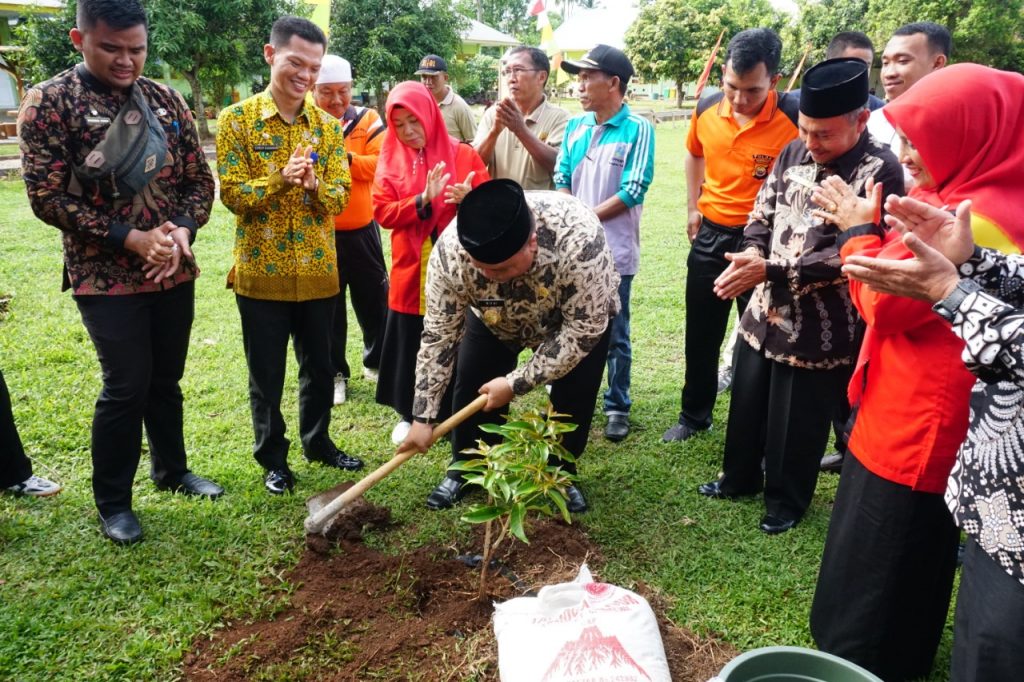 Wabub BS saat menanam pohon.