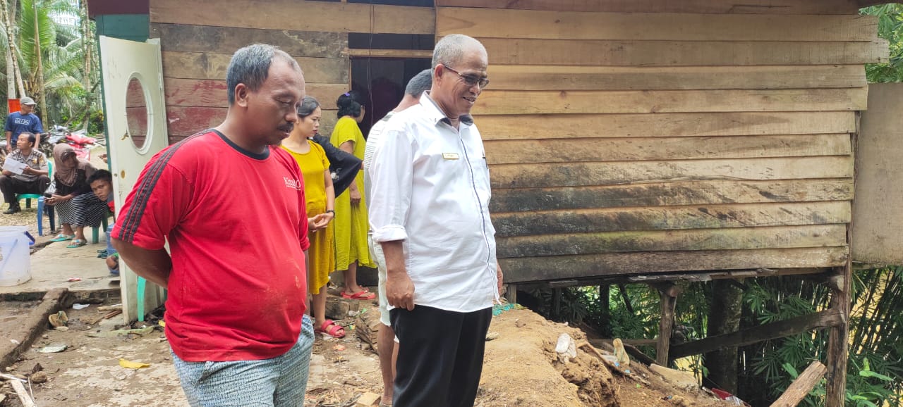 Camat Lubuk Pinang saat meninjau lokasi longsor.