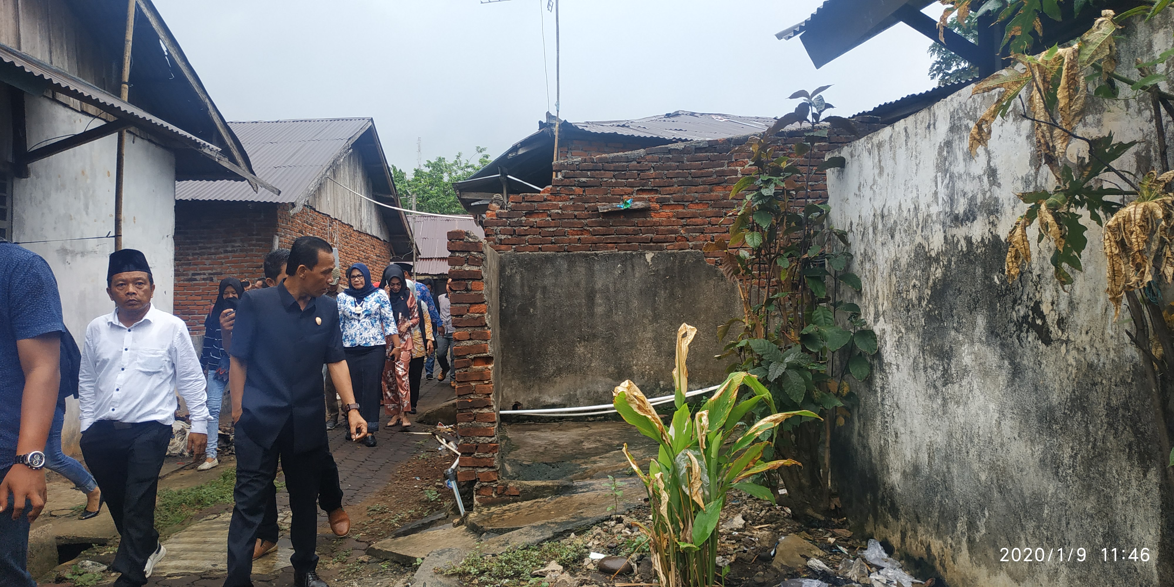 Komisi II DPRD Kota Bengkulu saat sidak lokasi permukiman kumuh di Kelurahan Padang Jati.