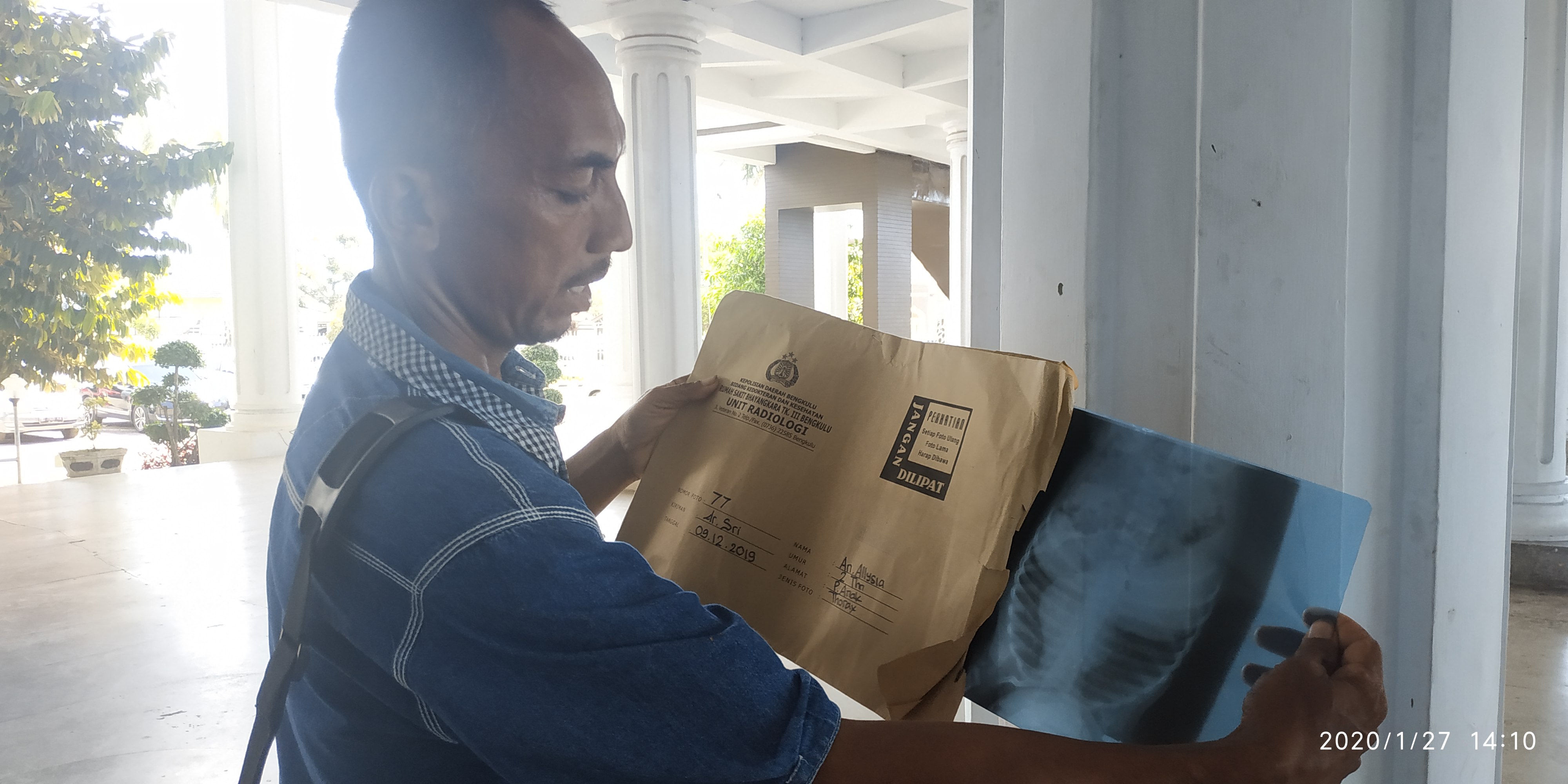 Petrus Heri Cahyono, seorang warga trans di Desa Malakoni Kecamatan Enggano yang rumahnya tidak boleh lagi ditempati oleh Kades setempat lantaran keluar pulau untuk keperluan pengobatan anak dan isterinya.