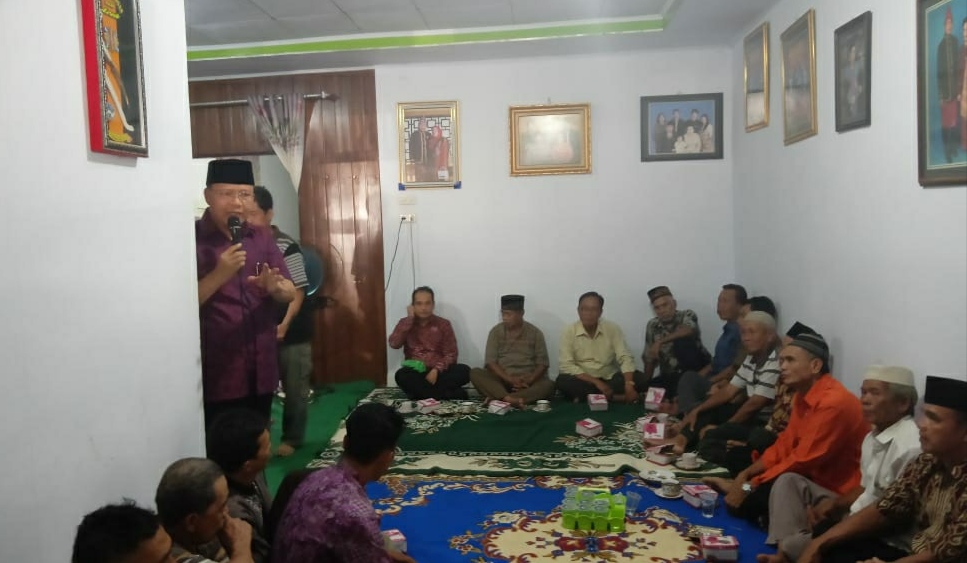 Gubernur Rohidin saat bertemu dengan masyarakat Desa Kota Padang.