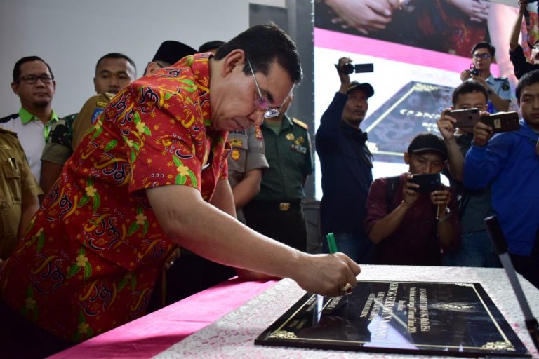 Bupati Ahmad Hijazi saat menandatangani prasasti GSG RL.