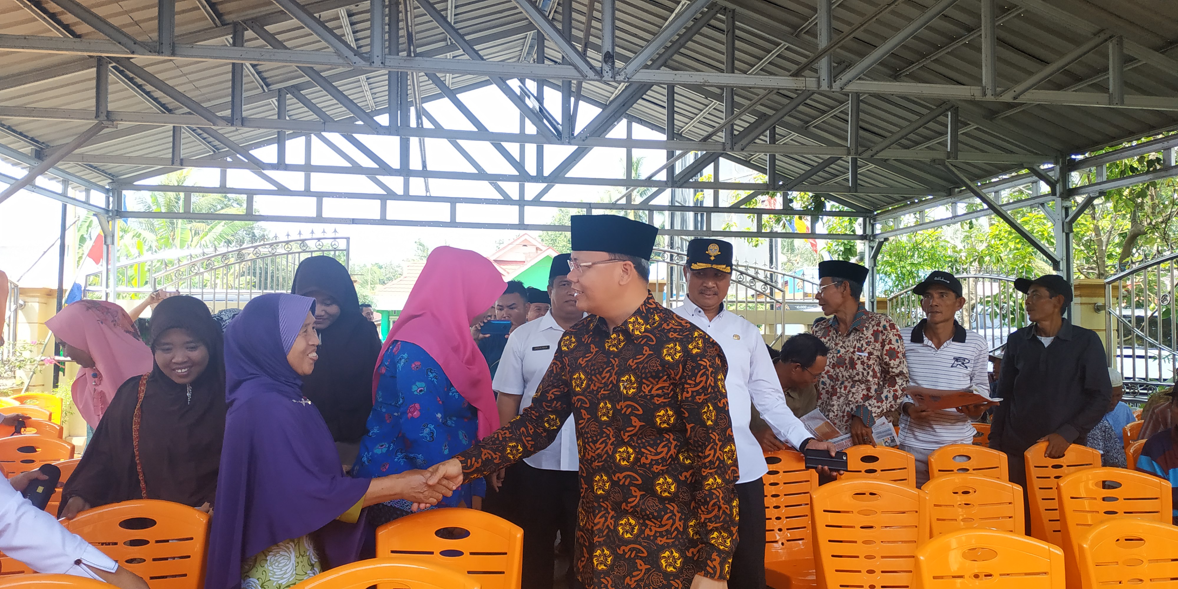 Gubernur Rohidin saat bertemu dengan masyarakat Desa Dermayu.