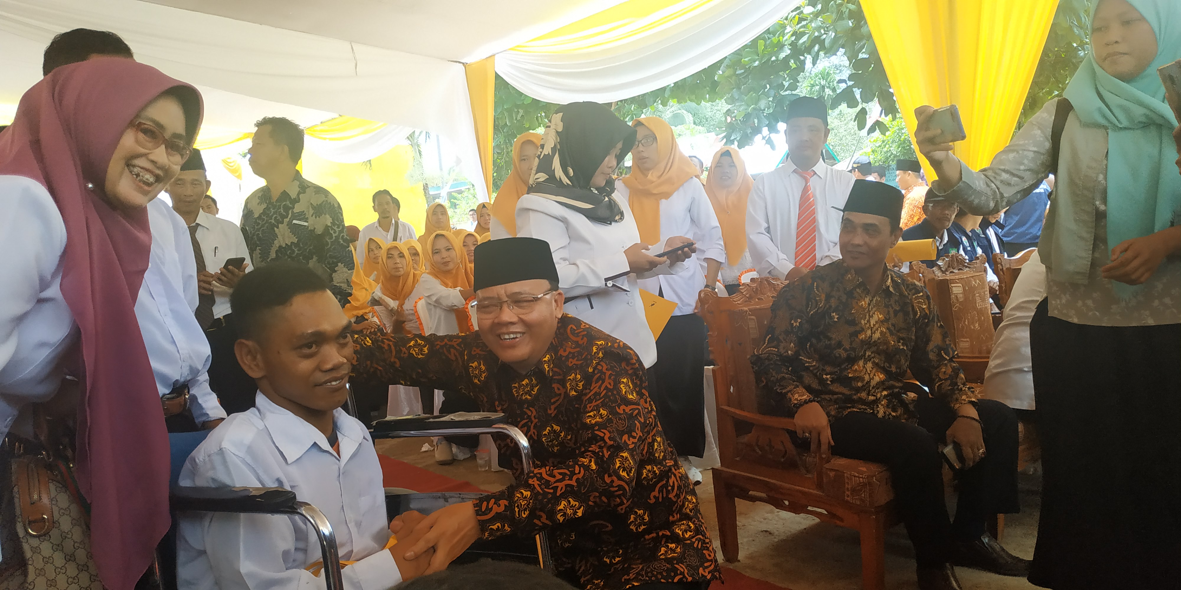 Senyum salah satu honorer penyandang disabilitas saat diberikan SK nya.