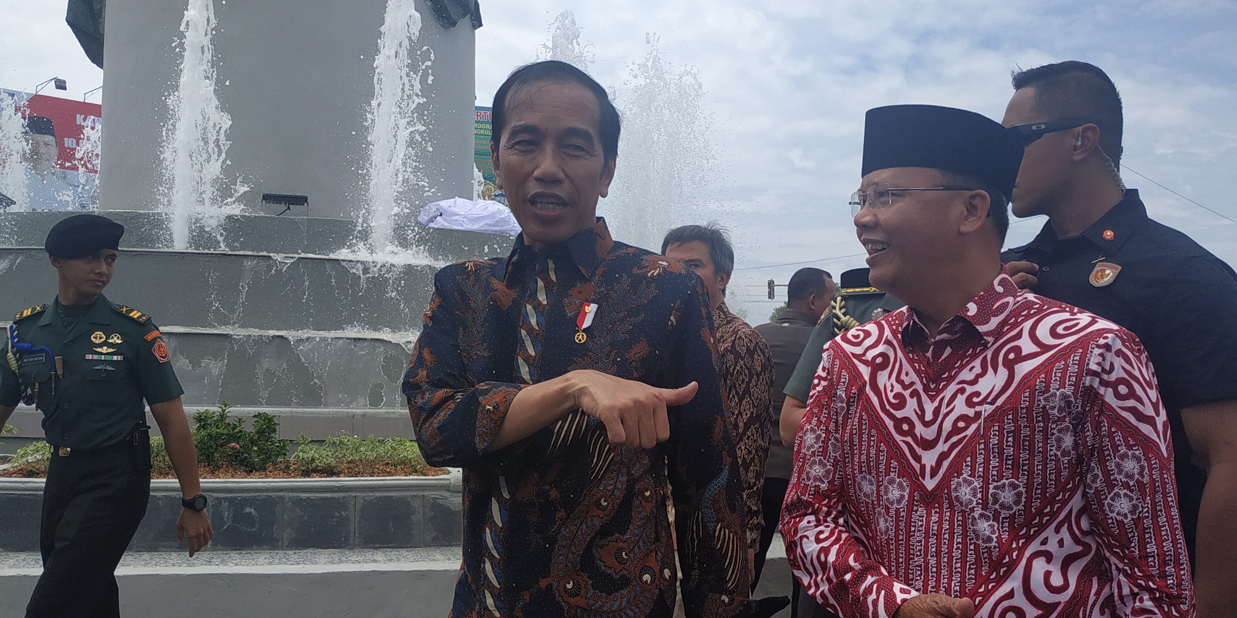 Presiden Jokowi bersama Gubernur Bengkulu Rohidin Mersyah saat peresmian Monumen Fatmawati Bengkulu.