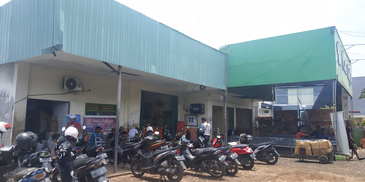 Tampak loket PO Putra Rafflesia sepi penumpang.