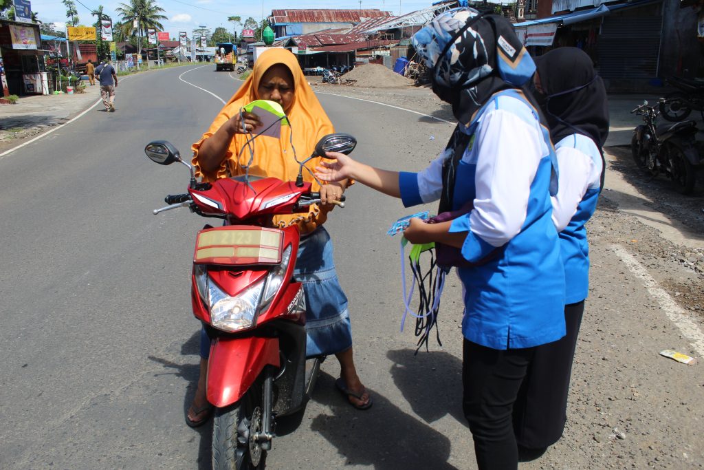 Cegah Penularan Covid-19, Diskominfo Benteng Beserta Awak Media Bagi Masker ke Pengendara