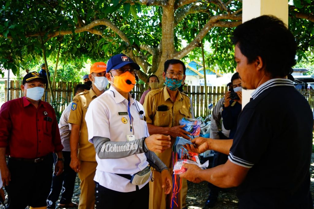 Sambangi Tiga Desa, Bupati Gusnan Bagi Masker dan Semangati Warga