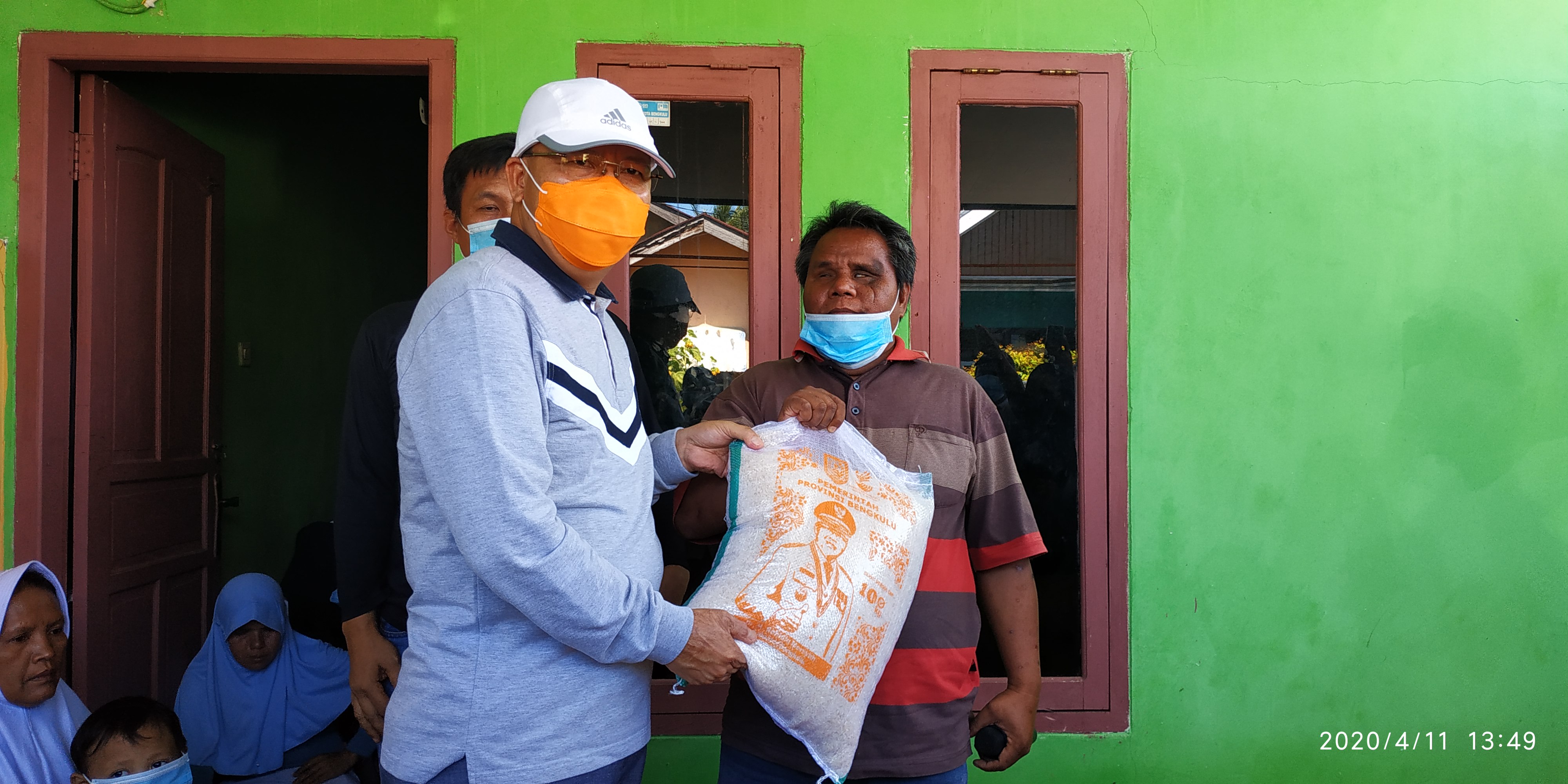 Asmadi saat menerima bantuan berad yang diberikan langsung oleh Gubernur Bengkulu Rohidin Mersyah.