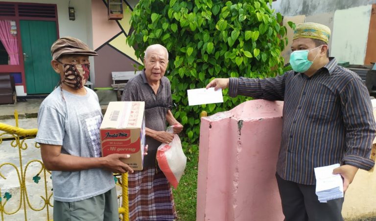 Salurkan Bantuan Rasmie, Ketua Rt 8 Padang Jati Gunakan Jasa Transportasi Online