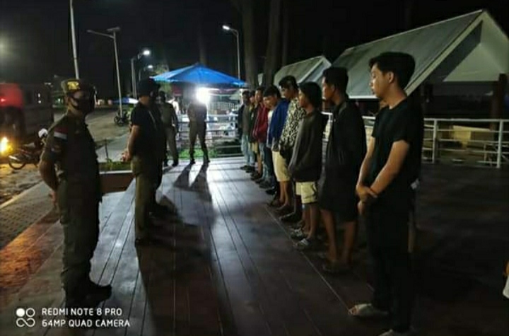 Asyik Nongkrong, Kerumunan Pemuda Ini Dibubarkan Satpol PP Kota
