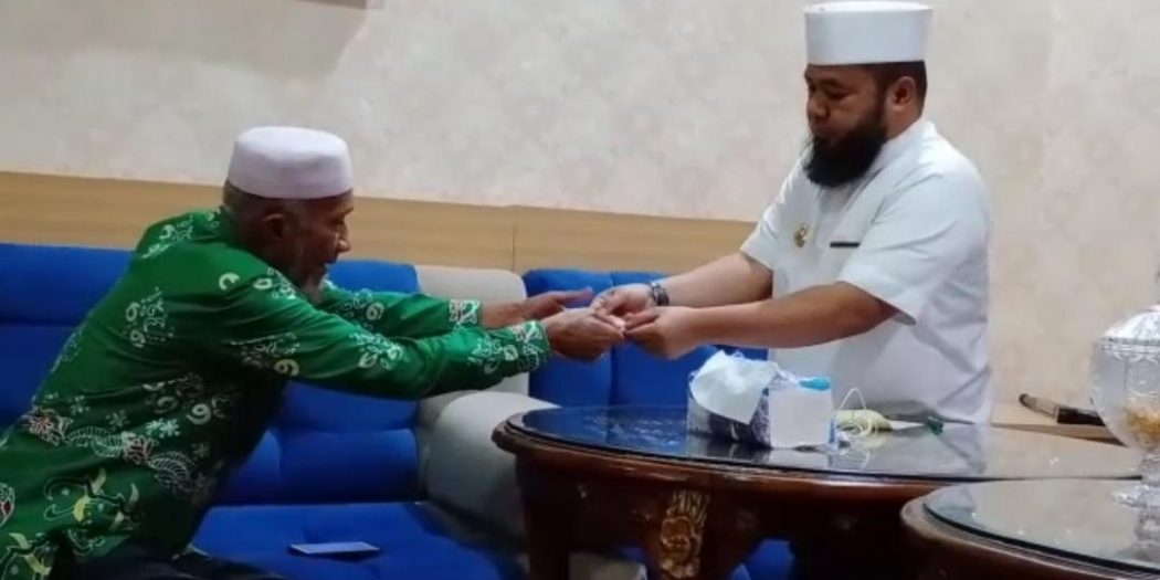Walikota Helmi saat menyerahkan gajinya.