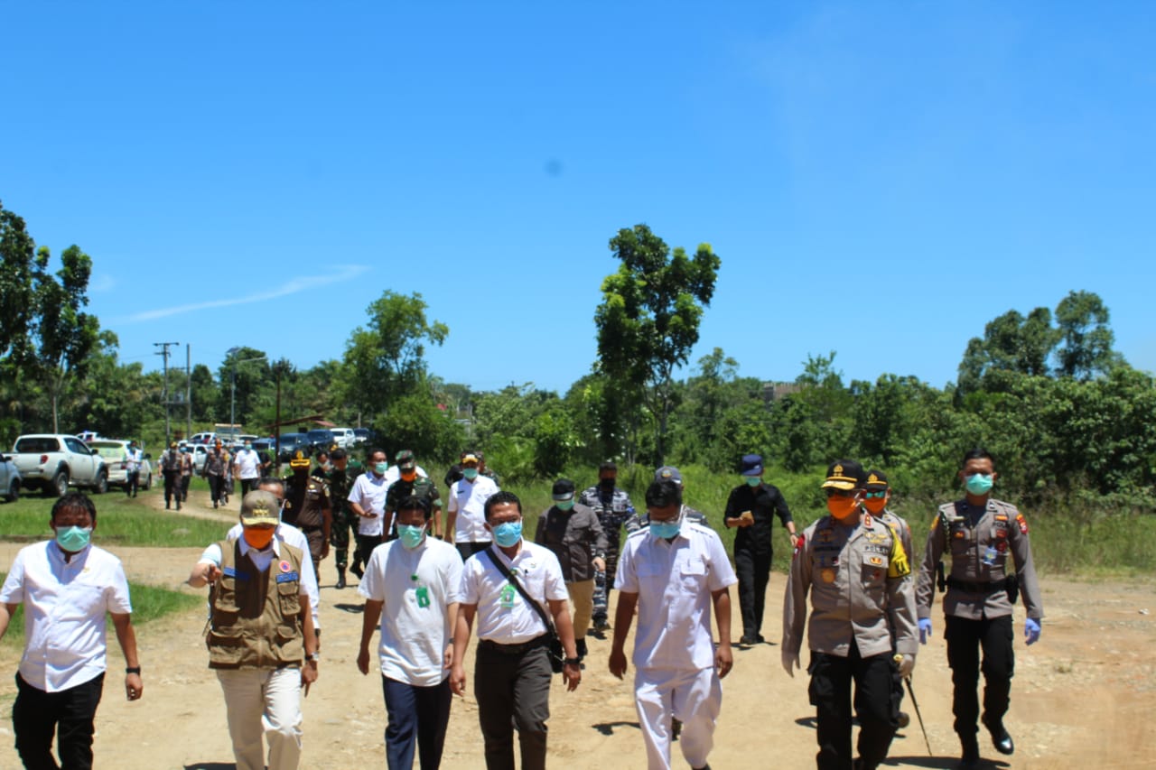 Tinjau Posko Perbatasan Mukomuko - Padang, Gubernur Tekankan Pendataan Masyarakat Keluar Masuk