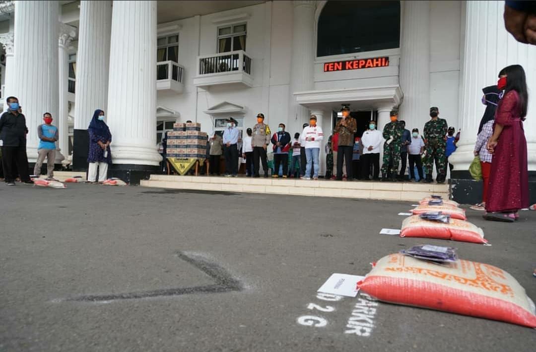 Salurkan Langsung Bantuan ke Warga Terdampak Covid-19, Bupati Kepahiang Puji Gubernur Rohidin
