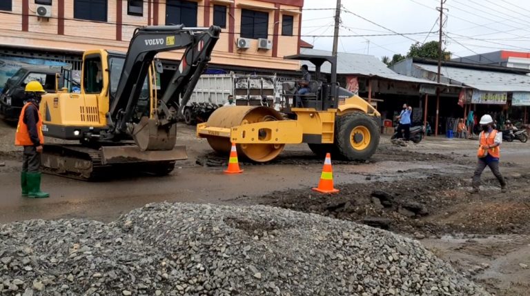 PUPR Kota Perbaiki Jalan Provinsi di Tengah Kota