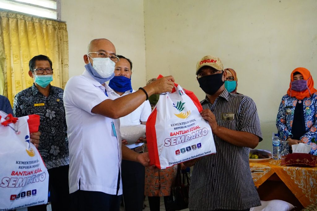 Bupati Gusnan Salurkan Bantuan ke Penyandang Disabilitas Mental