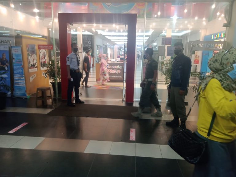 Awasi Penerapan Protokol Kesehatan, Satpol PP Stay di Mall