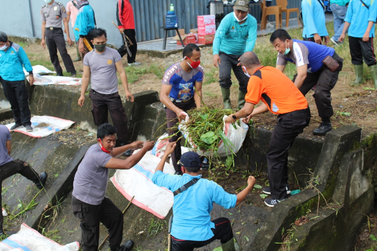 Hut Bhayangkara ke-74, Polres Mukomuko Bakti Sosial Bersihkan Lingkungan Pemda